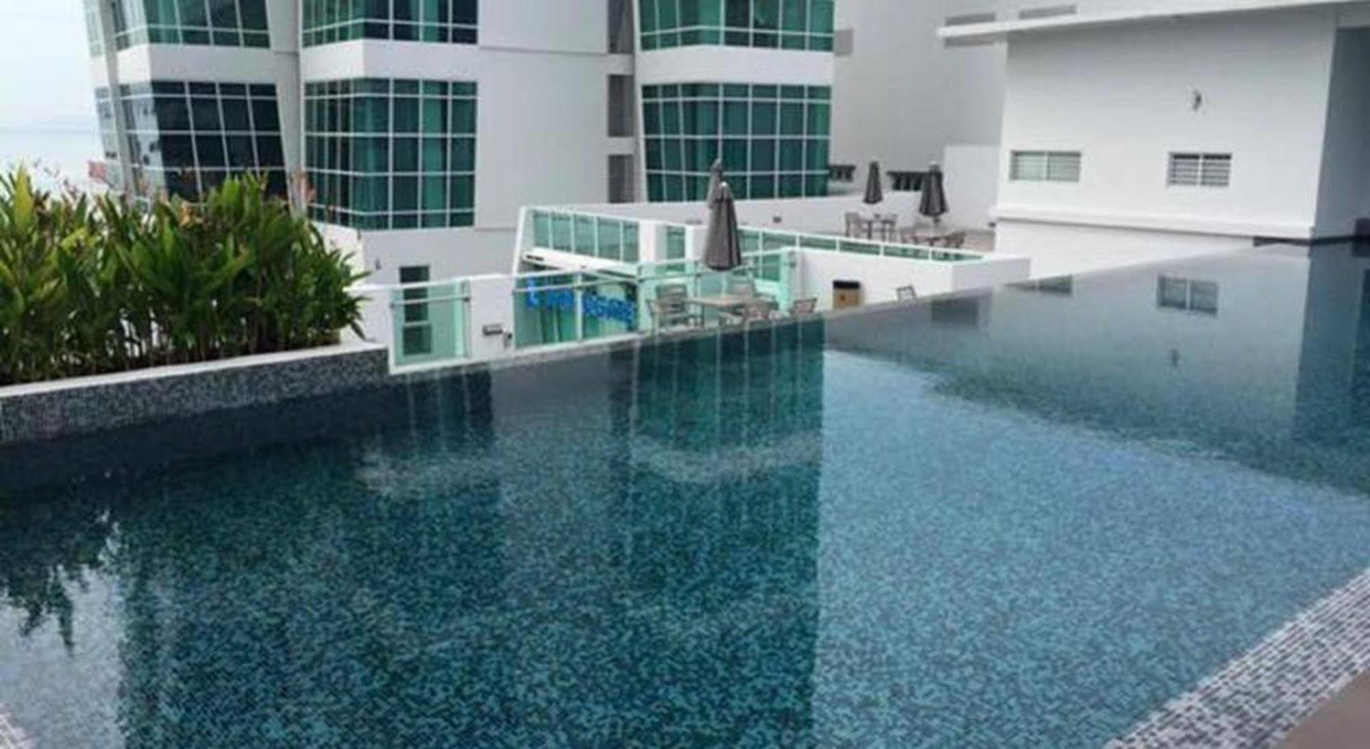 Maritime Luxury Suites George Town Exterior foto